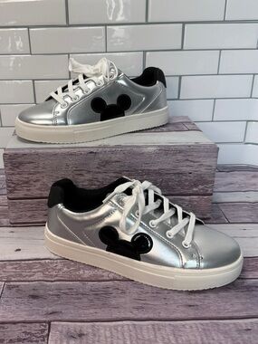 Limited edition Disney Mickey Mouse Big Kid  Character Sneakers size 4